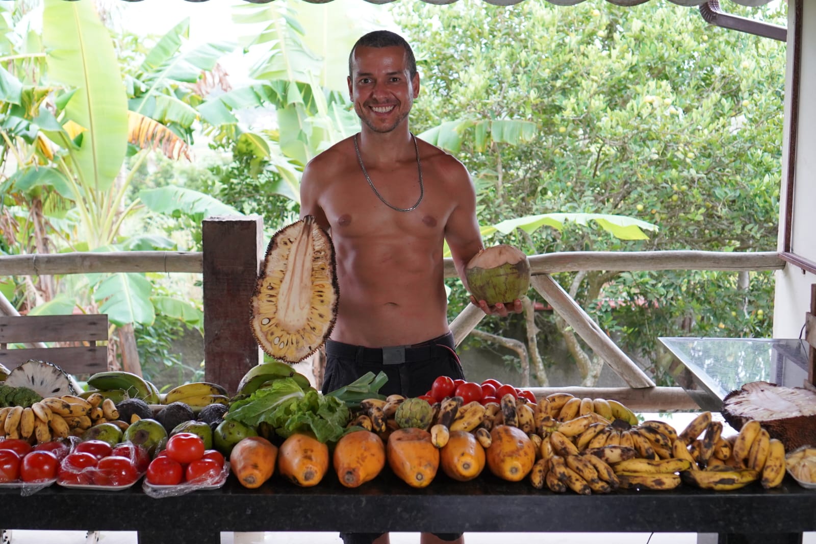 Dr. Corassa com mesa de frutas no retiro