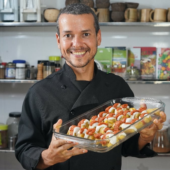 Dr. Corassa com comida crua, jaleco de chef