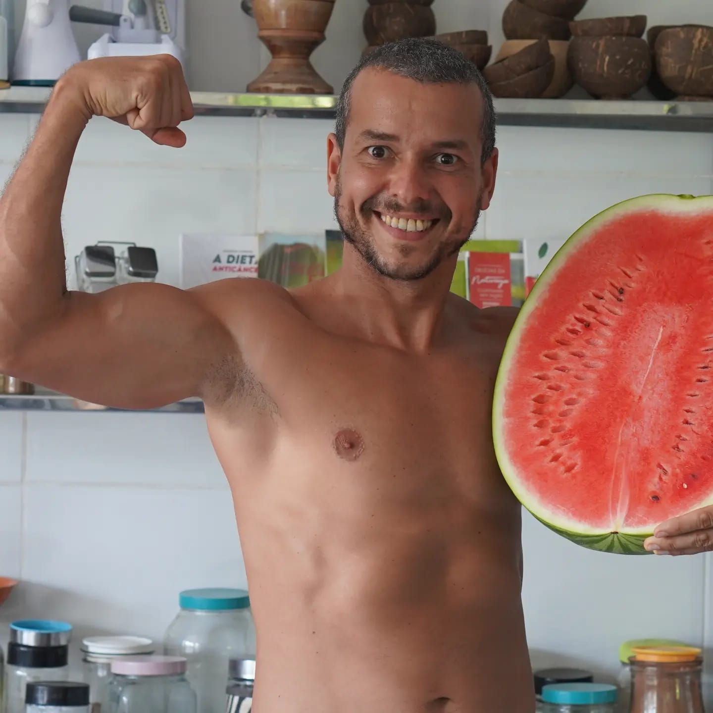 Dr. Corassa com melancia na cozinha